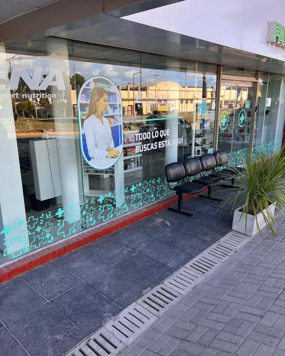 Farmacia Amancio Fernández: vidriera — foto 2