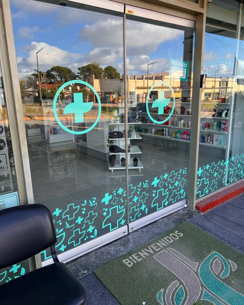 Farmacia Amancio Fernández: vidriera — foto 3