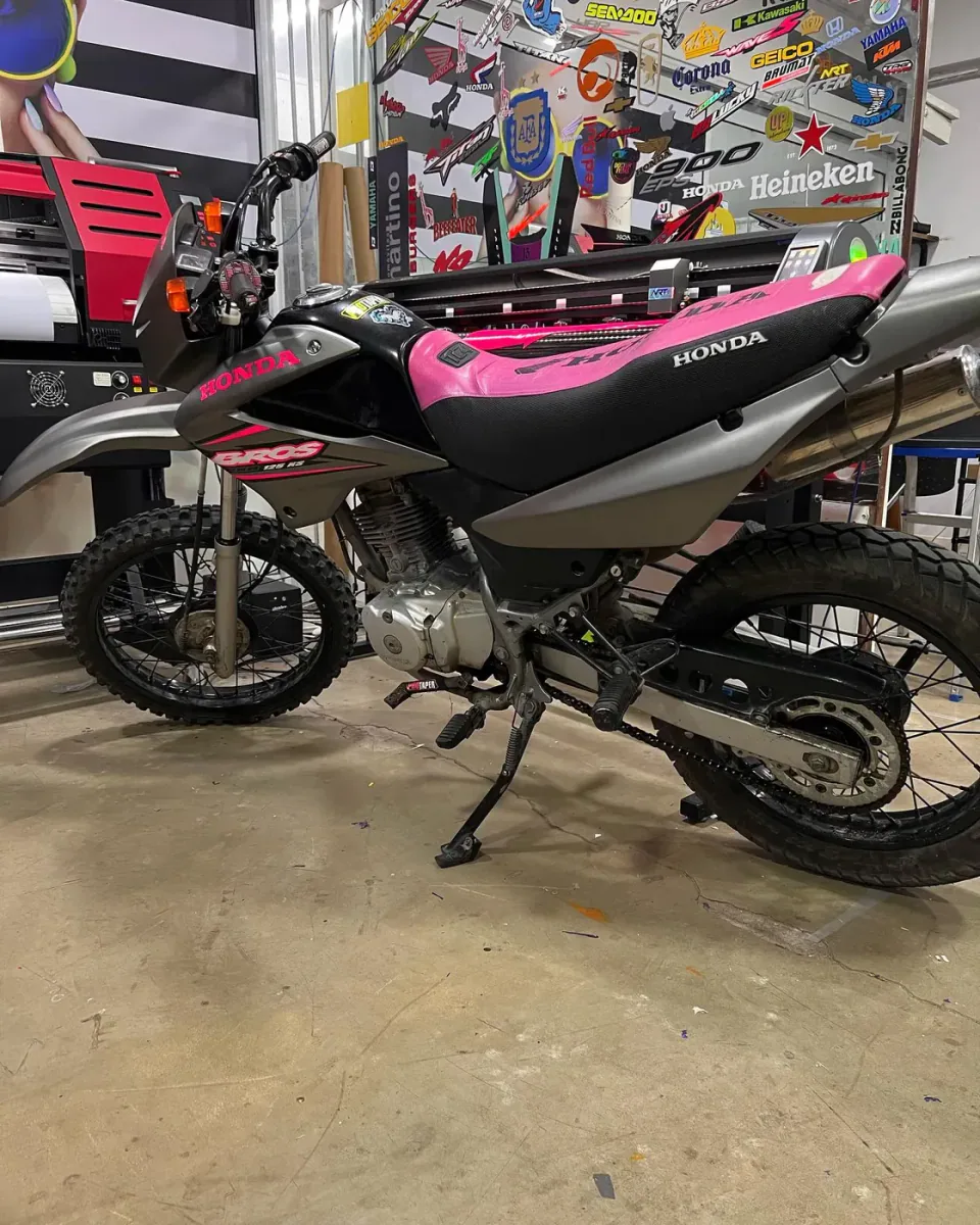 Honda Bross: full wrap con calcos flúor — foto 3