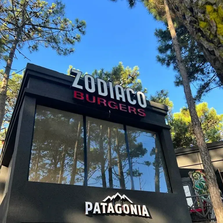Zodiaco Burgers: tres carteles luminosos