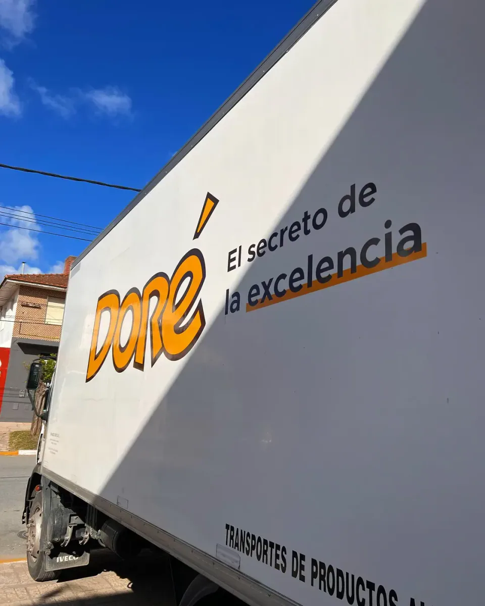 Doré: logos y redes en el camión