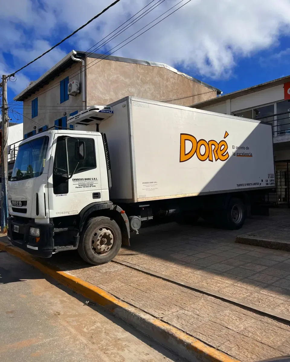Doré: logos y redes en el camión — foto 2