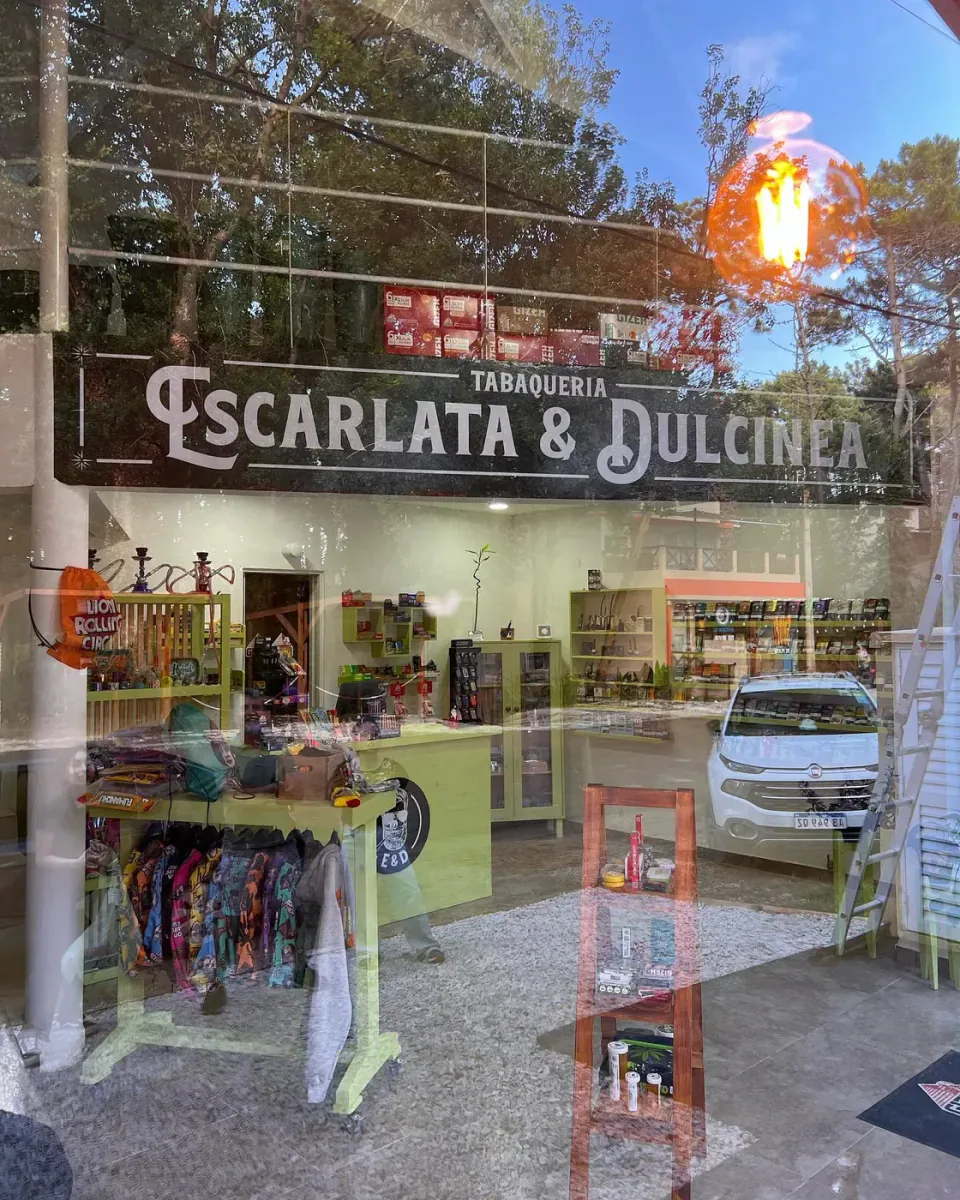 Escarlata & Dulcinea: cartelería y corpóreas — foto 3
