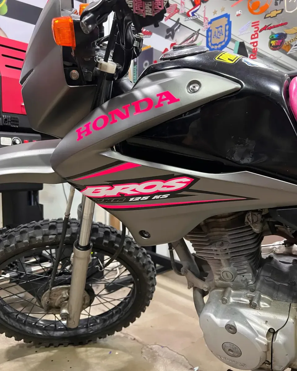 Honda Bross: full wrap con calcos flúor