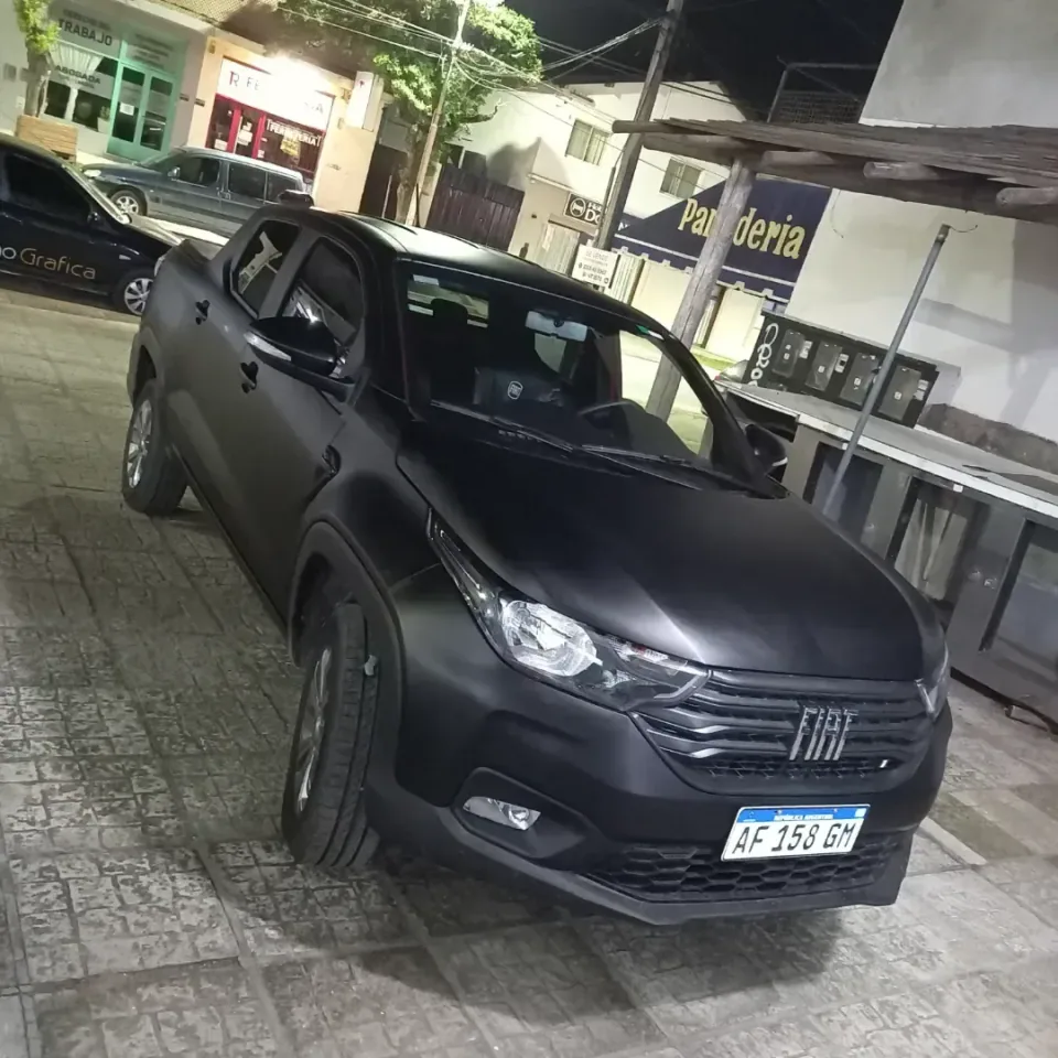 Fiat Strada: forrado completo en negro mate — foto 3