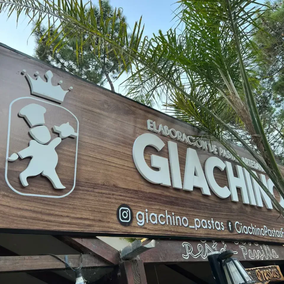 Giachino Pastas: lona front y corpóreas — foto 1