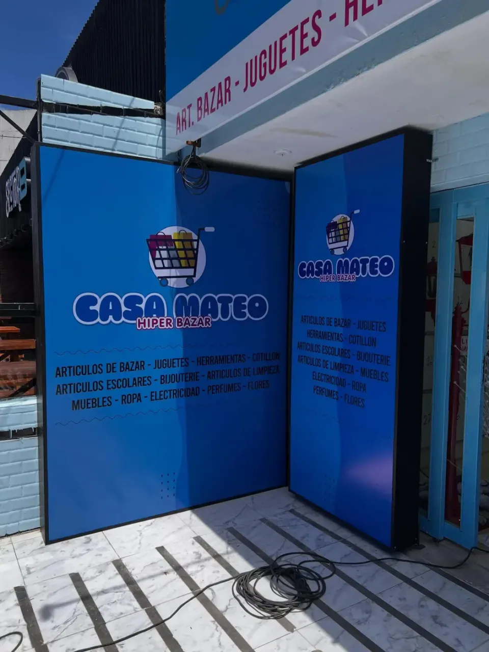 Casa Mateo: lona front con luz y back light — foto 2
