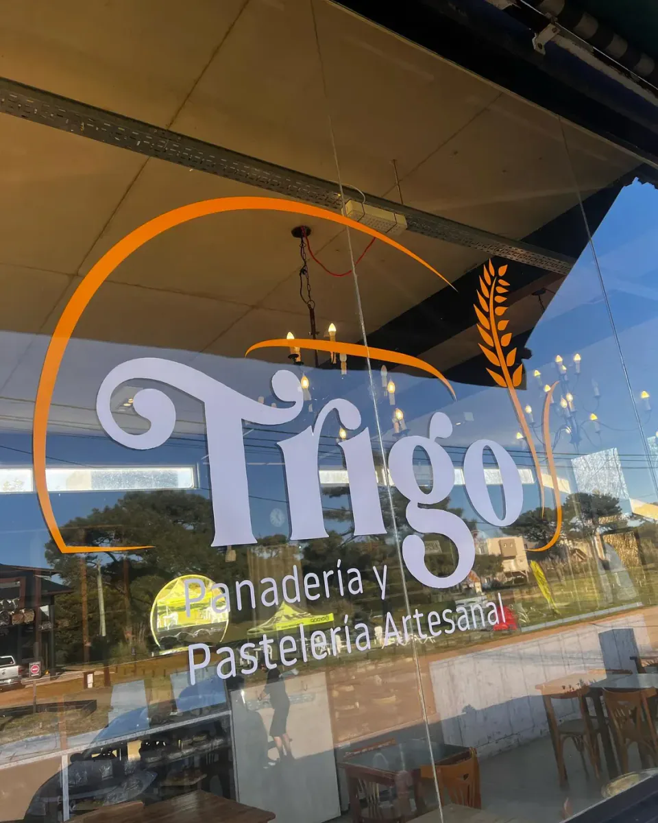 Trigo: vidriera con vinilo de corte