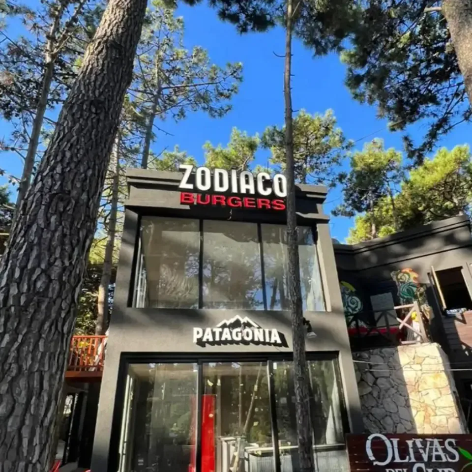 Zodiaco Burgers: tres carteles luminosos — foto 2