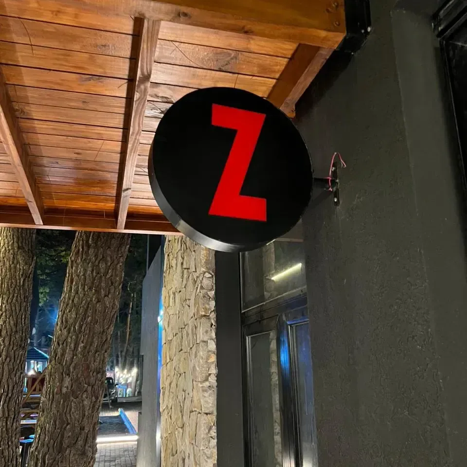 Zodiaco Burgers: tres carteles luminosos — foto 4
