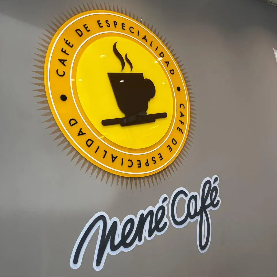 Nené Café: cartel de acrílico y corte láser