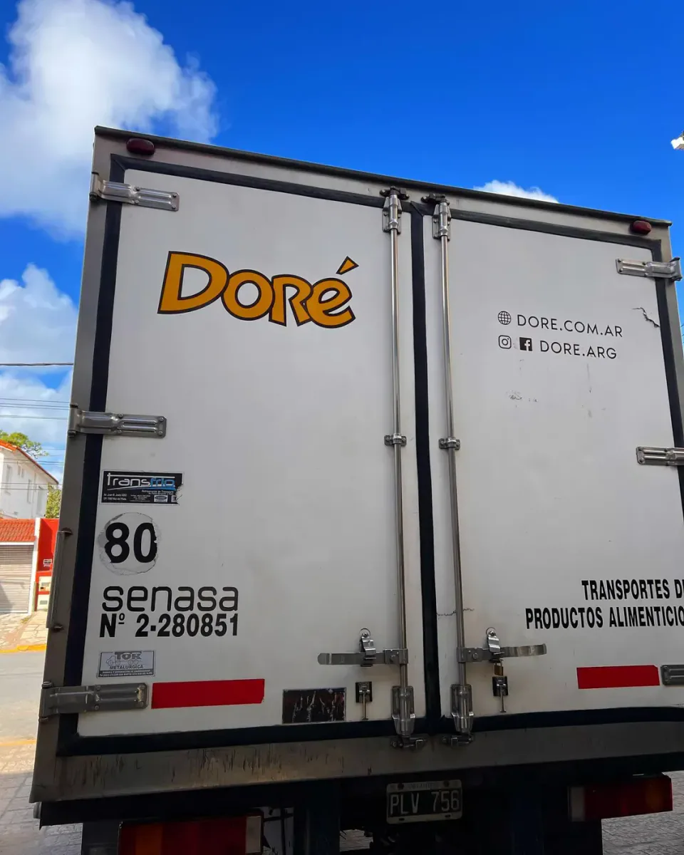 Doré: logos y redes en el camión — foto 3