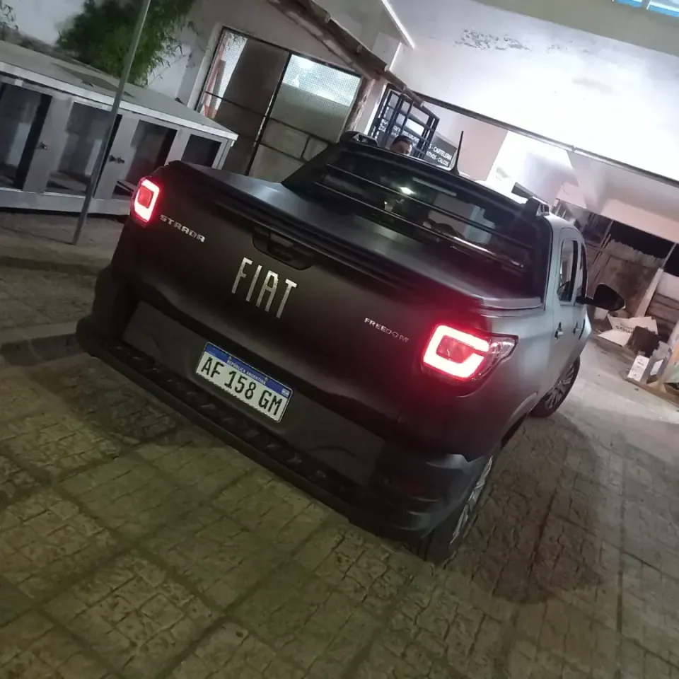 Fiat Strada: forrado completo en negro mate — foto 4