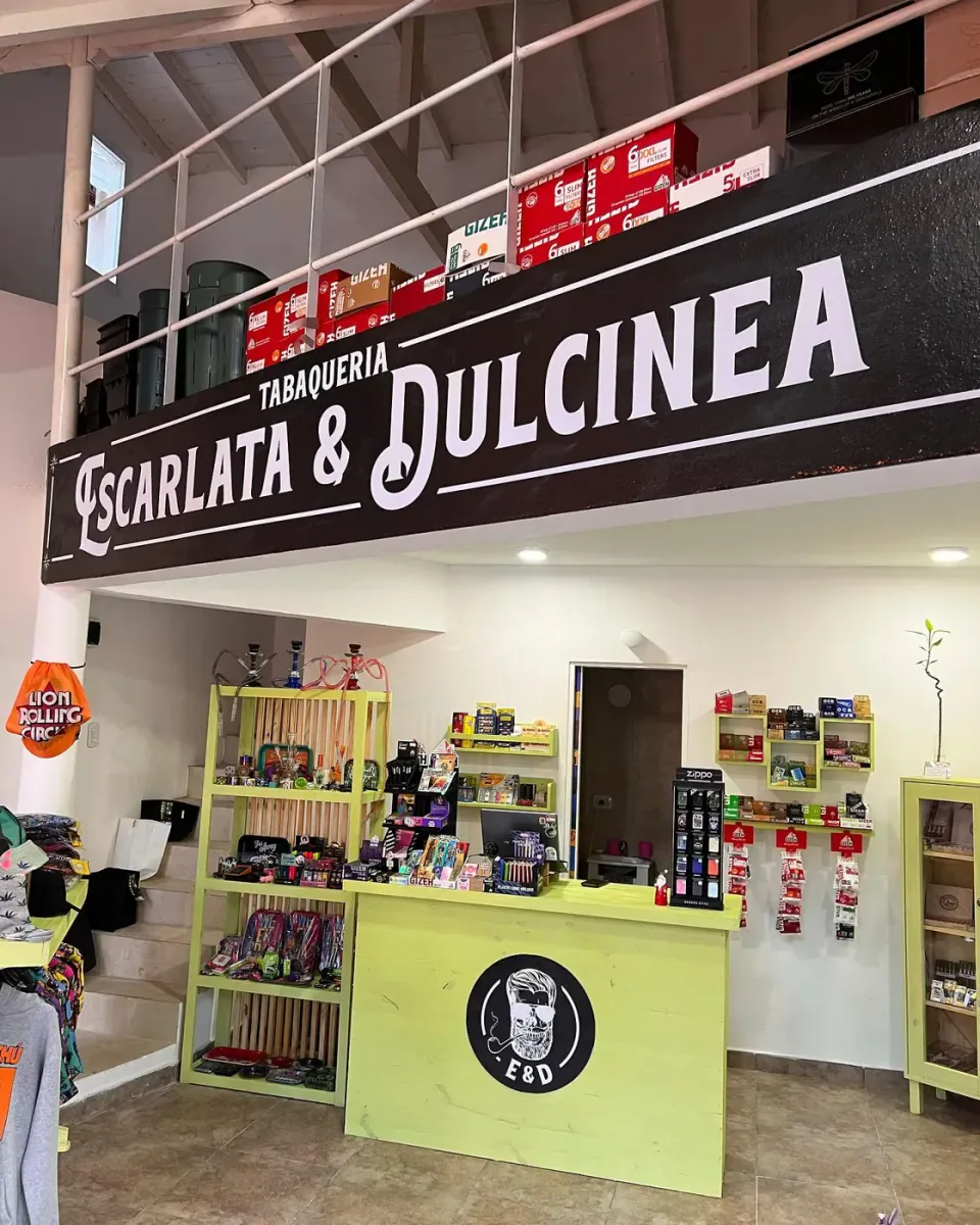 Escarlata & Dulcinea: cartelería y corpóreas — foto 4